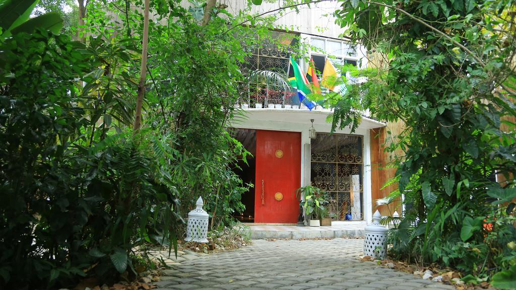 Bushman Cafe Hotel Abidjan Exteriör bild