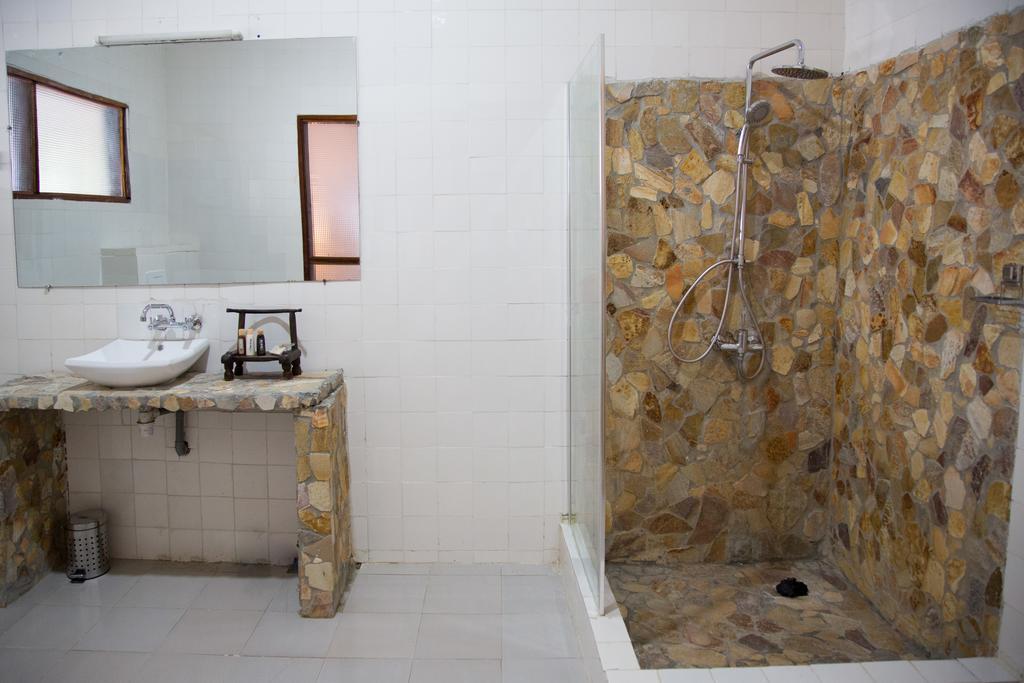 Bushman Cafe Hotel Abidjan Exteriör bild