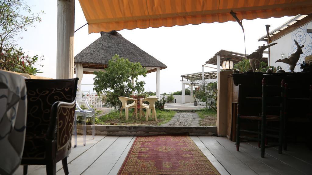 Bushman Cafe Hotel Abidjan Exteriör bild